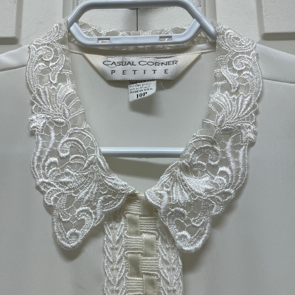Vintage Casual Corner petite blouse with lace collar, off white